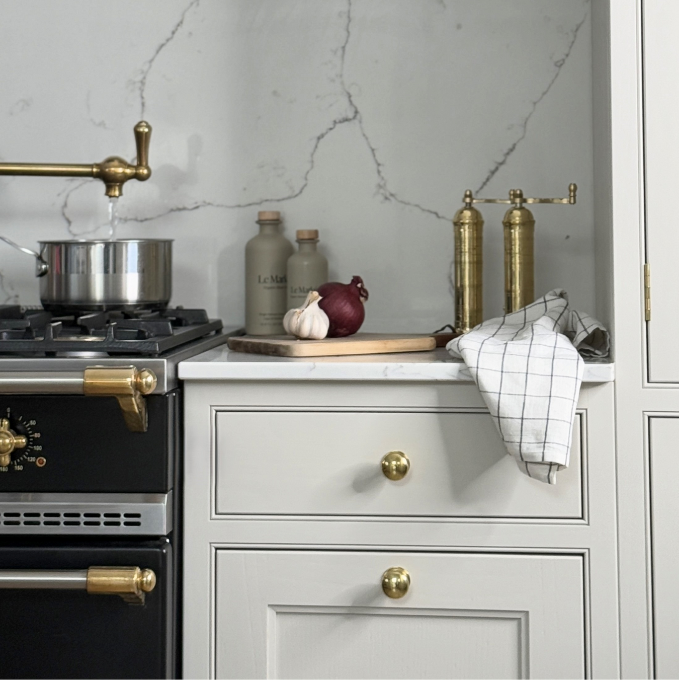 Kitchen & Dining